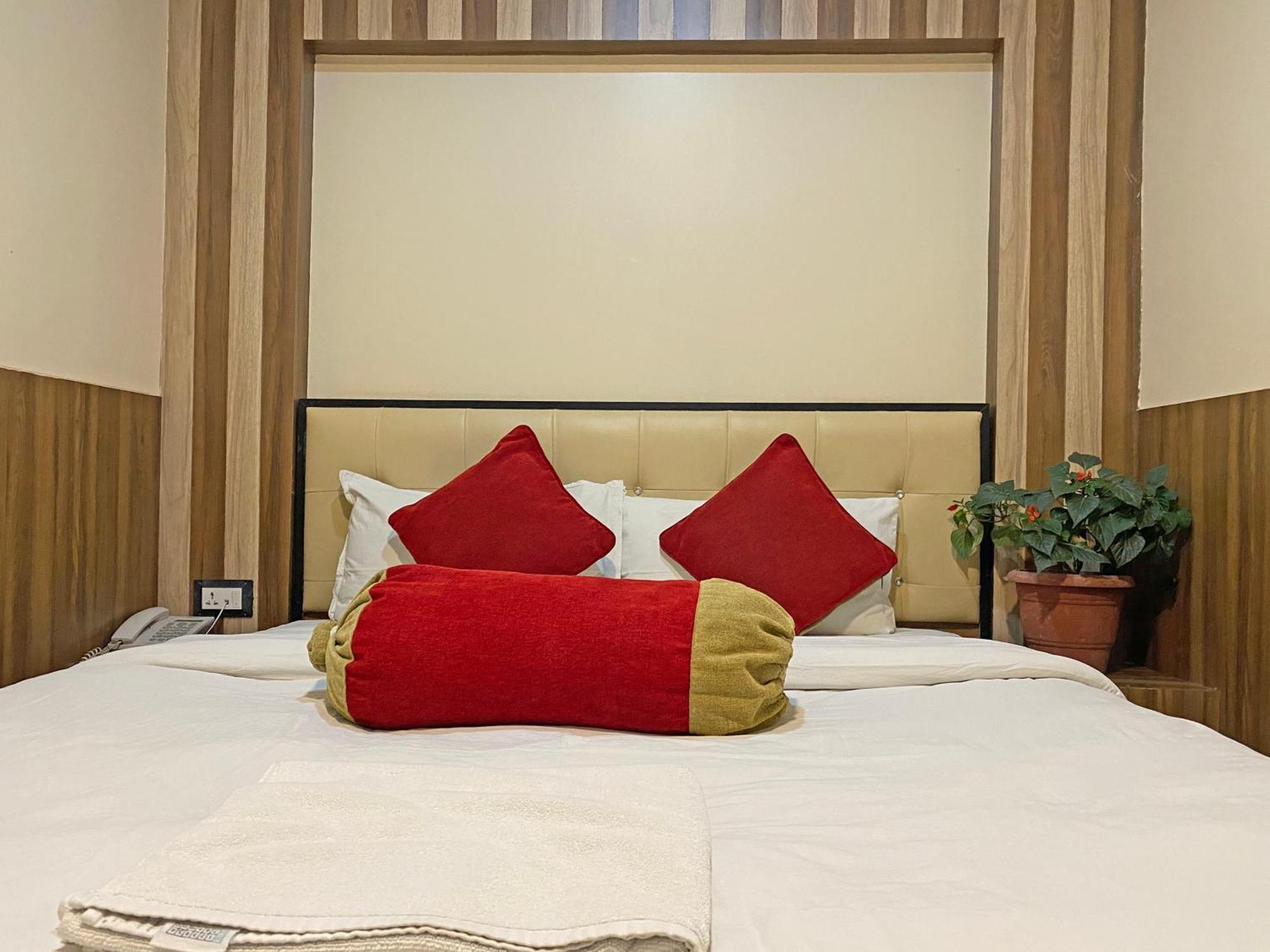 Hotel Airport Holiday Kathmandu Exteriör bild