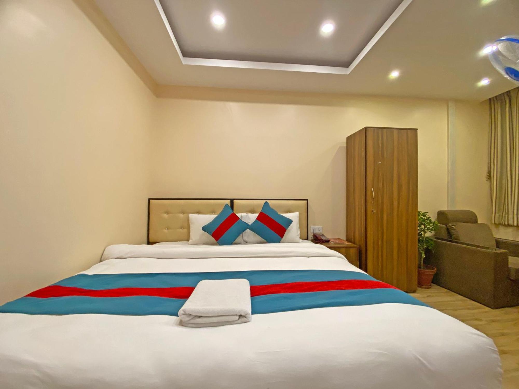 Hotel Airport Holiday Kathmandu Exteriör bild
